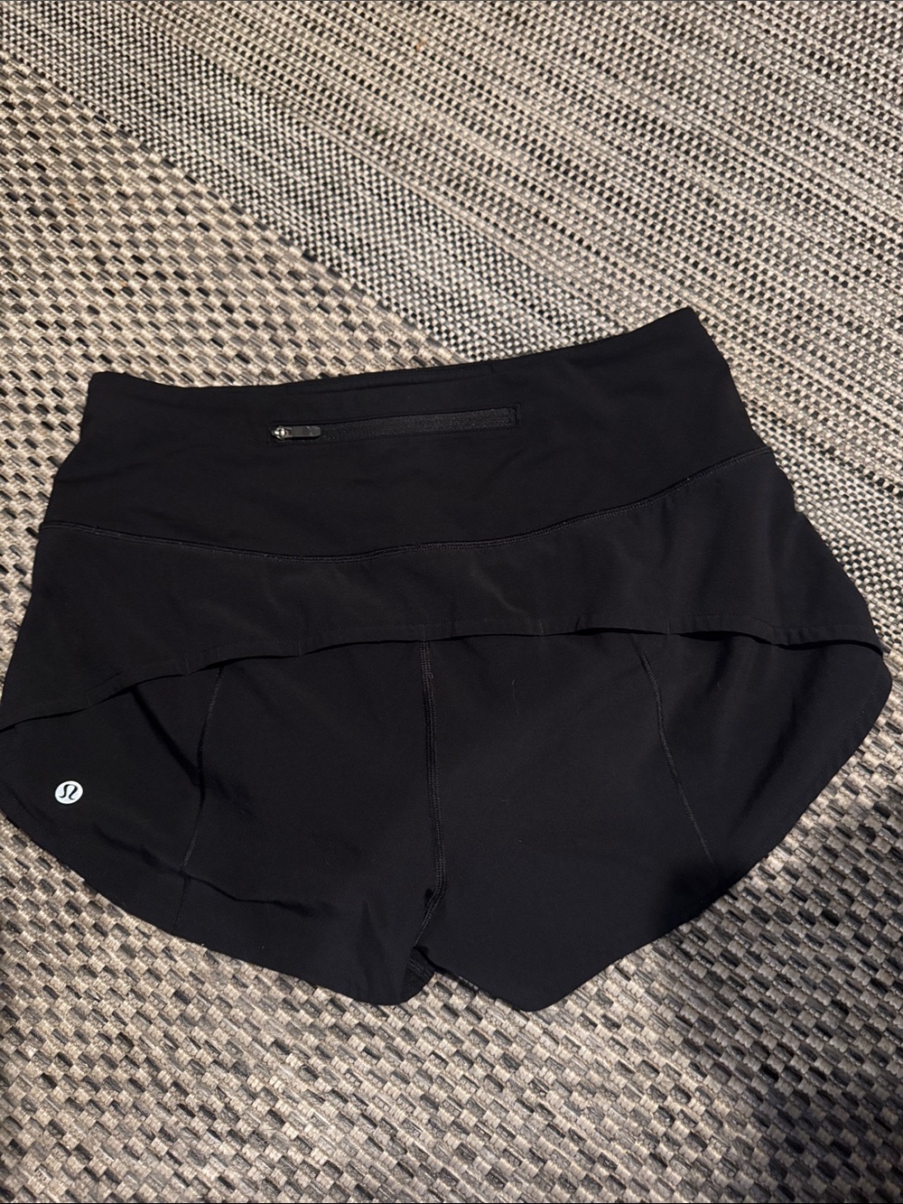 Lululemon Athletica  Speed Up Shorts with 2 1/2” inseam, size 6 in black - Picture 8 of 10